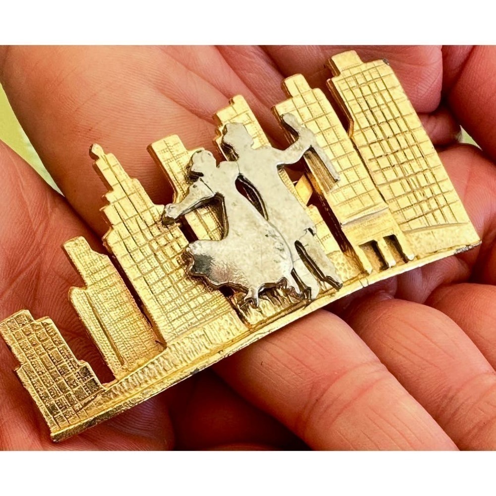 80s Vintage Ultra craft 3D pin brooch Gold Tone Pewter City Scape Dancers - Picture 2 of 4
